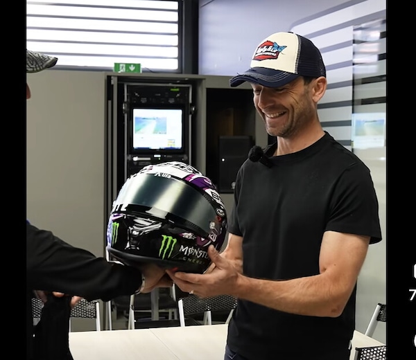 Fabio Quartararo dona il suo casco a Guintoli