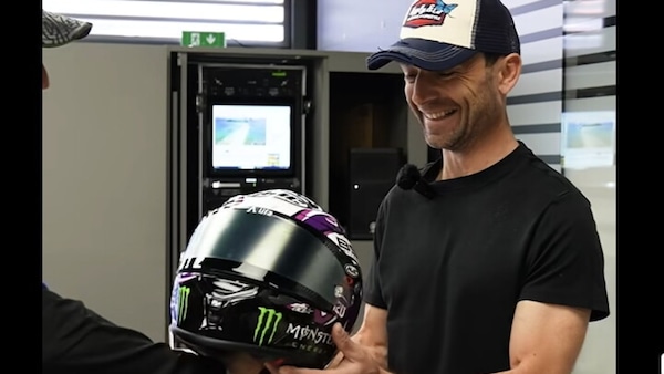 Fabio Quartararo dona il suo casco a Guintoli