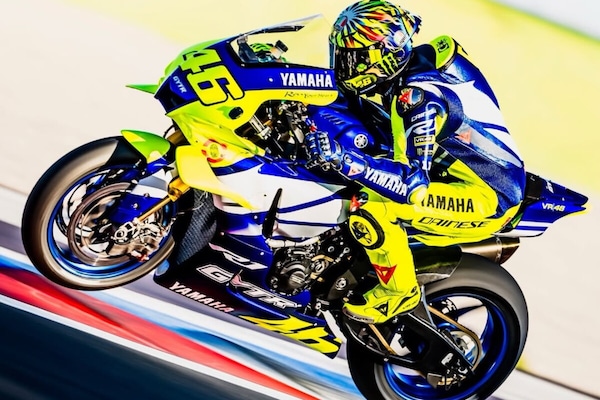 Valentino Rossi torna in sella: ecco le foto sulla Yamaha R1 a Misano
