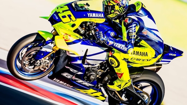 Valentino Rossi torna in sella: ecco le foto sulla Yamaha R1 a Misano