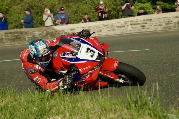 Tourist Trophy: Harrison imprendibile in SBK e STK, Dunlop da record con la Paton