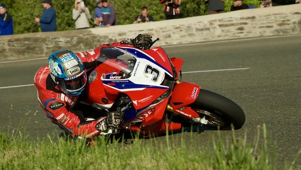 Tourist Trophy: Harrison imprendibile in SBK e STK, Dunlop da record con la Paton