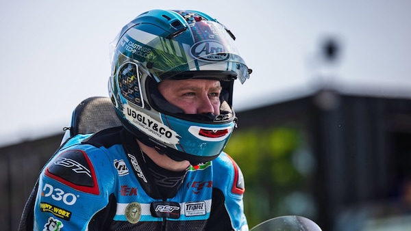 Caos al Tourist Trophy: incidente fatale per Daniel Ingham e Sidecar cancellati