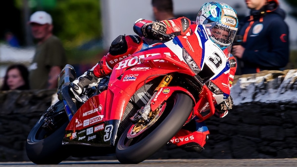 Tourist Trophy 2026, attese rispettate: Harrison domina la gara della Superbike