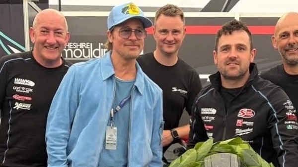 Da Brad Pitt a Oscar Piastri: il fascino del Tourist Trophy ha stregato tutti