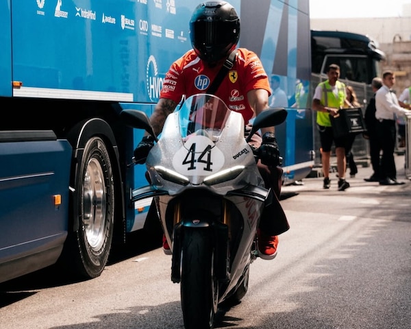 Lewis Hamilton arriva a Montecarlo in grande stile sulla Ducati Centenario