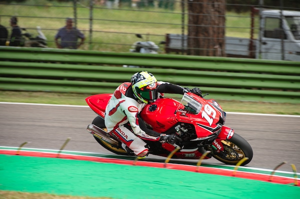 CIV SBK, tra i due litiganti il terzo gode: Giannini si prende la prima pole a Imola