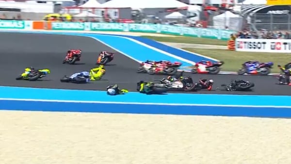 Mega caduta in MotoGP, Martin fa "strike": tutte le foto