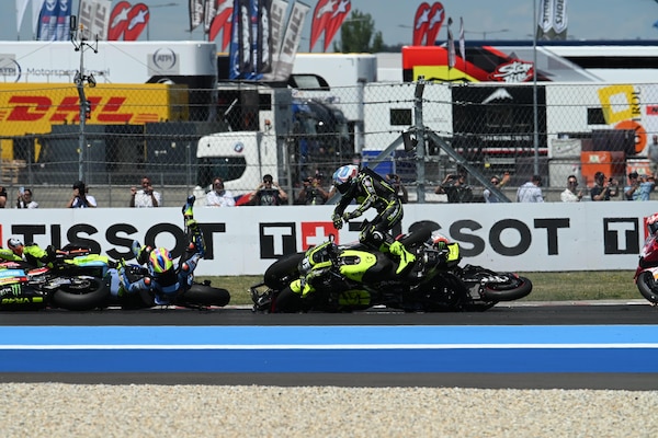 Mega caduta in MotoGP, Martin fa "strike": tutte le foto
