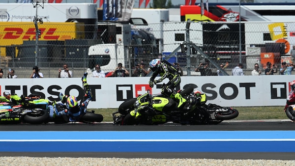 Mega caduta in MotoGP, Martin fa "strike": tutte le foto