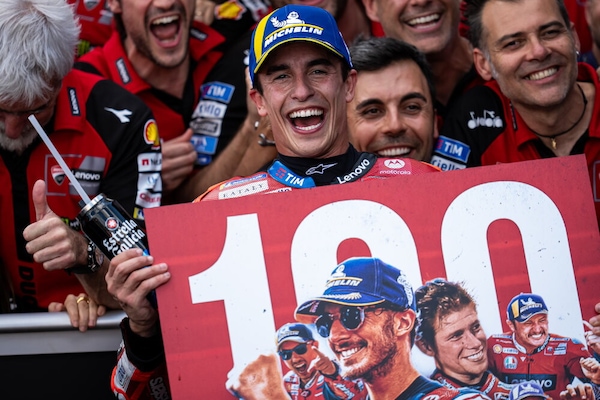 MotoGP, discussione tra Marc Marquez e Tardozzi: "Io con te non sono mai tranquillo"