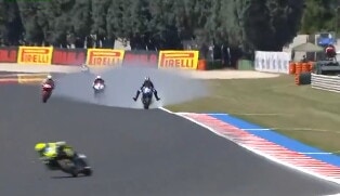Moto esplode mentre è in corsa: il fatto surreale successo a Misano in SBK