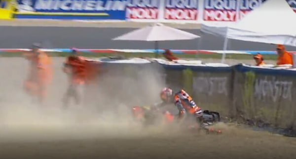 Brutta caduta di Acosta che finisce ad alta velocità nella ghiaia: le foto