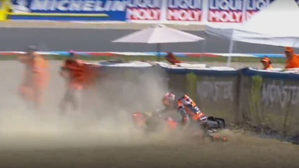 Brutta caduta di Acosta che finisce ad alta velocità nella ghiaia: le foto