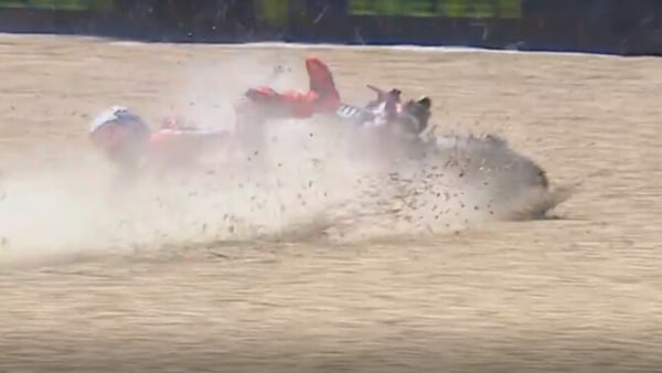 MotoGP, sciocca caduta di Marc Marquez: finisce in maniera brusca nella ghiaia