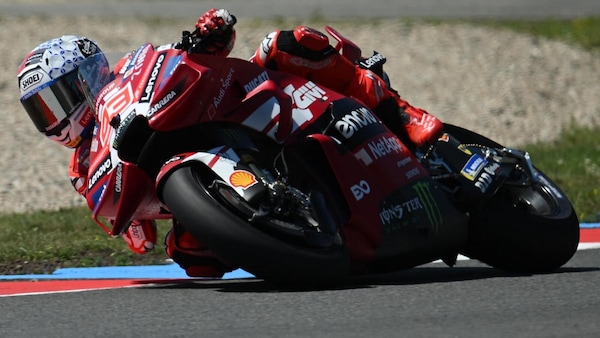 MotoGP, Marquez cade ma si prende le FP1 di Brno, 6° Bagnaia