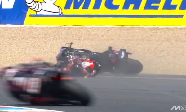 MotoGP, la caduta pericolosa di Bezzecchi: tutte le foto