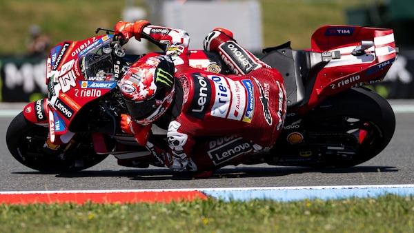 MotoGP, un Bagnaia perfetto vince la Sprint di Brno, a terra Bezzecchi