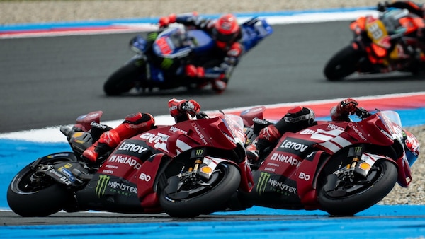 MotoGP Assen, Stewards Panel punitivo: tolta una posizione a Bagnaia, ne guadagna Marquez