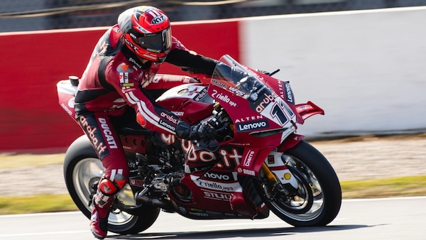 Gli italiani "lo fanno meglio":Ducati di Bulega e Montella al top nella SBK di Donington