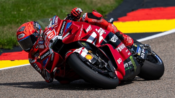 Il Sachsenring vota Marquez: pole di Marc su Alex, a terra Bezzecchi