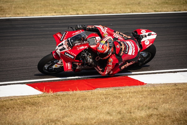 SBK Donington: 8 su 8 per Bulega in Superpole