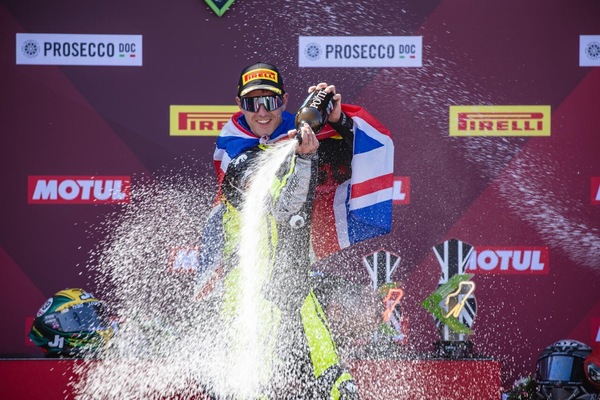 SSP Donington: doppietta completata per Tom Booth-Amos, Gara 2 è dell'inglese
