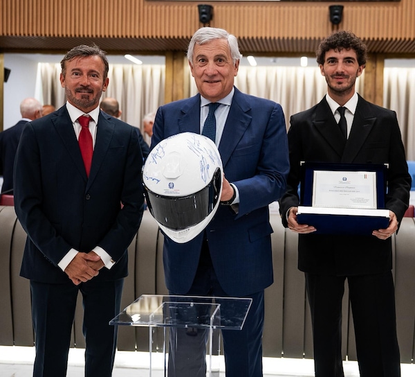 I grandi campioni del motociclismo premiati dal Ministro degli Esteri Antonio Tajani