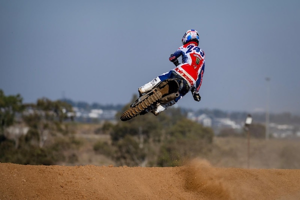 Gajser vola sulle colline di Foxhills in MXGP