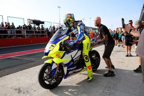 MotoGP, i piloti della VR46 Riders Academy in pista nel giovedì della CIV Racing Night: tutte le foto