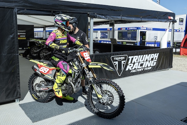 MX2: le Triumph schiaccia sassi a Loket