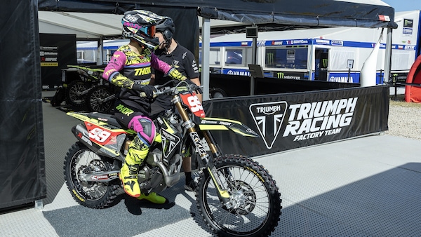 MX2: le Triumph schiaccia sassi a Loket