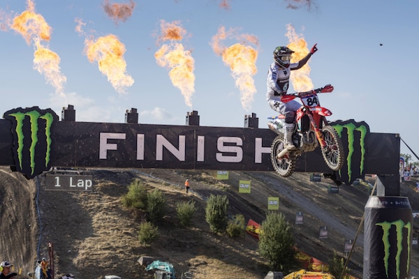 MXGP: Herlings a -1 da Coenen ora fa paura