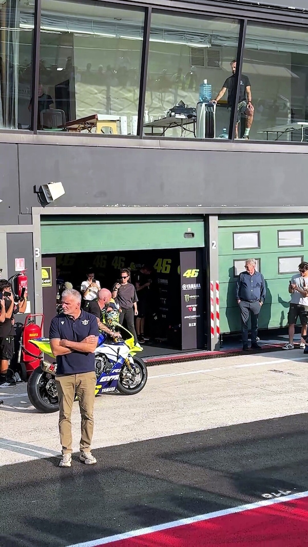 Valentino Rossi e i piloti della VR46 Riders Academy sono scesi in pista al Misano World Circuit nel giovedì della Racing Night