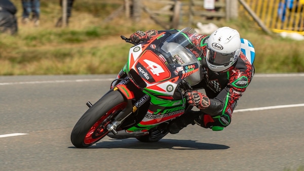 Manx GP: Stewart fa sua anche la classe Junior, paura per Chawke