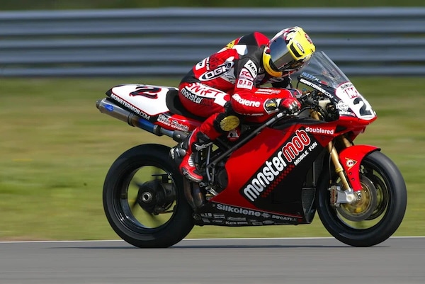 La Ducati 998RS di Steve Hislop in vendita: nel 2002 fu più veloce della MotoGP a Donington