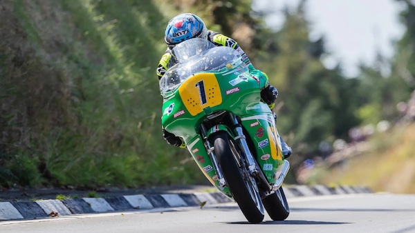Classic TT, leggenda inarrestabile: McGuinness trionfa nella Historic Senior!
