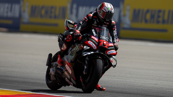 Bezzecchi favoloso: piega Marquez e si prende la pole ad Aragon!