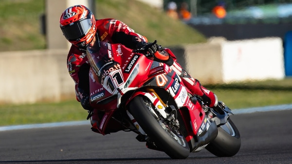 SBK Magny-Cours, nemmeno la bandiera rossa ferma Bulega: vittoria numero 24