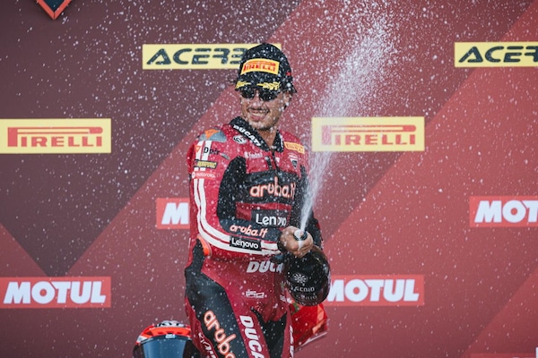 Bulega: “Difficile capire quanto sia difficile guidare una moto. Marquez? Solo lui vince con un braccio e mezzo"