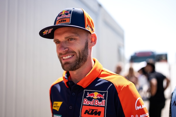 SBK, ufficiale: Brad Binder sarà in BMW al fianco di Oliveira nel 2027