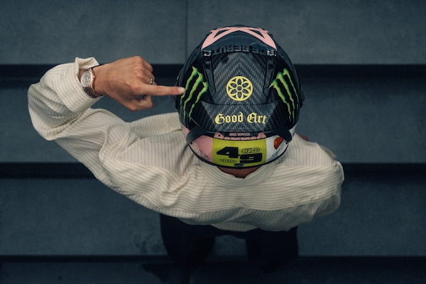 Diggia a nudo e crudo: il casco speciale per Misano esalta i materiali del motorsport