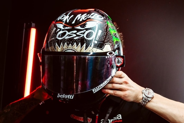 Bezzecchi "Non molla l'osso", il casco speciale di Misano per superare le difficoltà