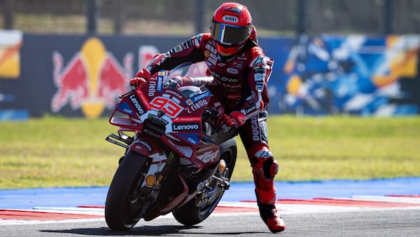 Bezzecchi sbaglia, Marquez ringrazia e vince a Misano. 7° Di Giannantonio