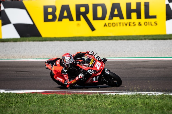 Spinelli si prende la prima pole del CIV SBK al Cremona Circuit: 15 piloti in nove decimi!