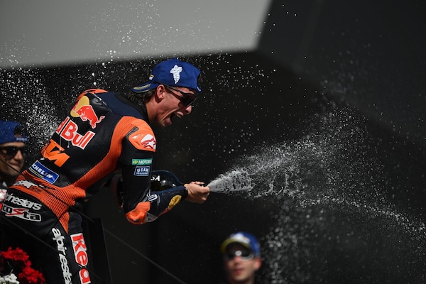 Acosta si prende KTM: la prima vittoria MotoGP arriva nel momento più difficile