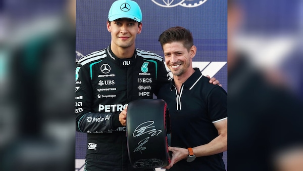 Casey Stoner dalla MotoGP alla F1: è lui a premiare Russell a Baku