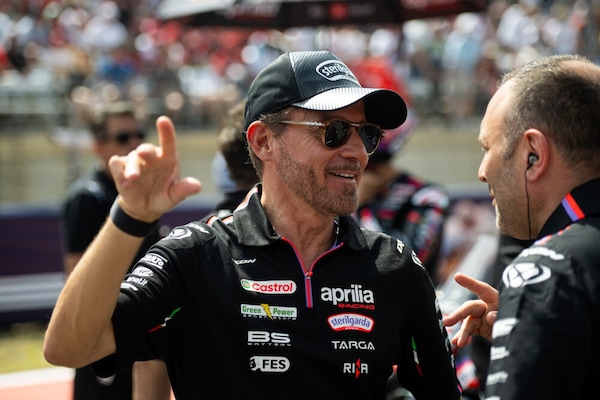 Nicolò Bulega raccoglie l'eredità di Biaggi, Max: "Ho aspettato 14 anni per passare il testimone"
