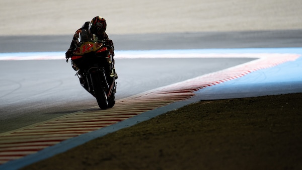 Il ritorno di Maverick: le prime immagini di Vinales in pista dopo il lungo stop 