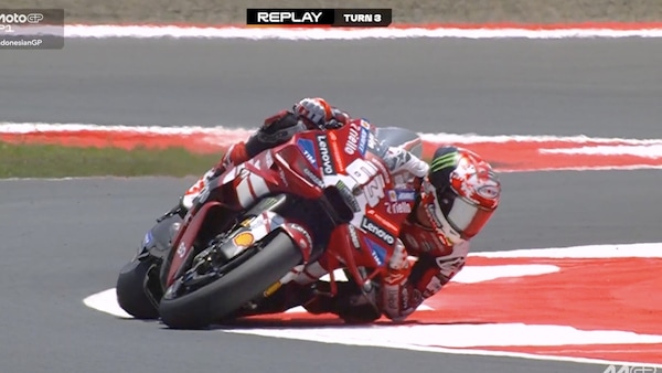 Bagnaia e il pauroso salvataggio "alla Marquez" in FP1: le immagini